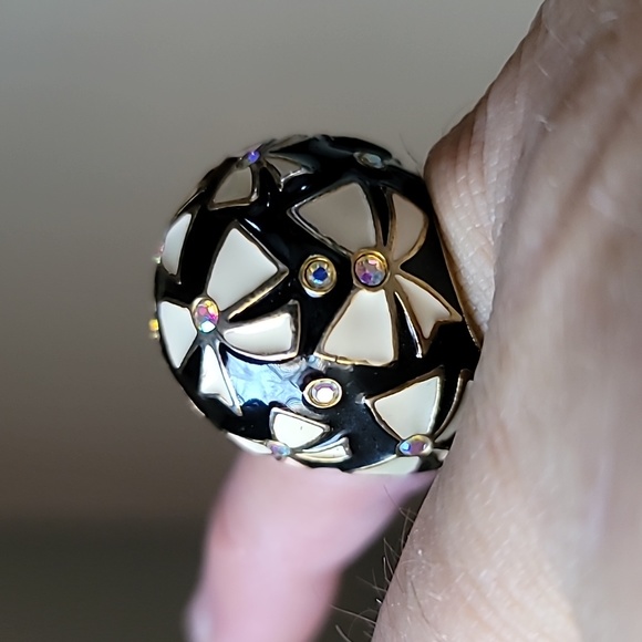 Vintage! BETSEY JOHNSON First Date Collection B&W Bow Crystal Stretch Ring. 8+ - Picture 1 of 9